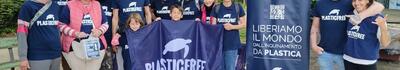 Giovani e giovanissimi al primo clean-up di PlasticFree a Pietrasanta