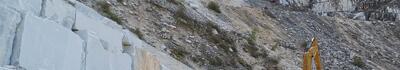 Scivola dal versante per decine di metri col dumper e si schianta al suolo: tragedia in cava a Carrrara