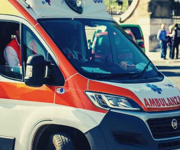 Grave infortunio a Seravezza: 18enne incastra il braccio sotto una pressa, trasferito d'urgenza a Massa