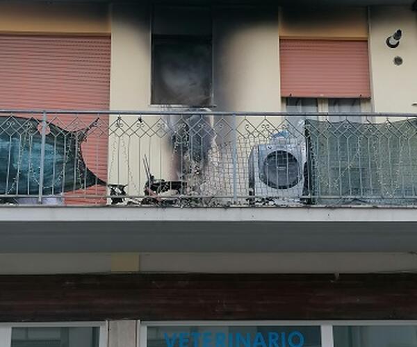 Viareggio, nella notte di Capodanno abitazione incendiata per lancio di petardi dalla strada. Intervenuti Vigili del Fuoco e Polizia di Stato