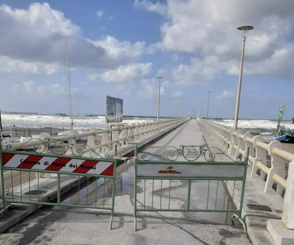 Forte dei Marmi, allerta arancione chiusi parchi e pontile, annullato il mercato del venerdì a Vittoria Apuana