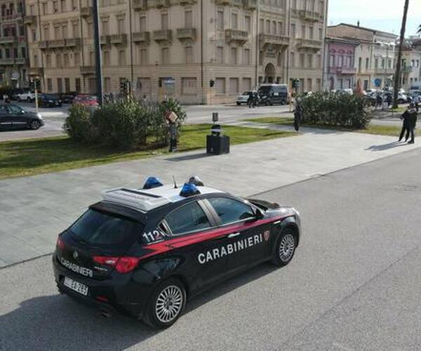 Viareggio, donna di 47 anni accoltellata in casa al Varignano, trasportata all’ospedale Versilia