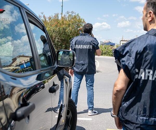 Latitante arrestato dai carabinieri mentre pranza a Viareggio: usava documenti falsi per sfuggire alla cattura