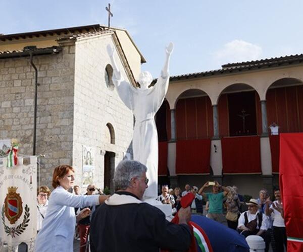 Il San Francesco è tornato in Piazza Diaz: Camaiore riaccoglie "Il Cantico del Sole" di Arturo Tomagnini dopo il restauro