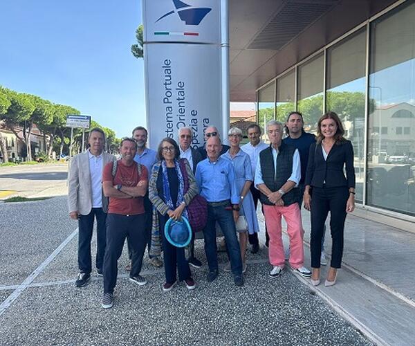 I Paladini Apuoversiliesi incontrano l’Autorità Portuale per aprire un dialogo e invitare il commissario pisano al convegno del 6 ottobre alla Torre Fiat di Marina di Massa, presenti i candidati, i politici e gli amministratori del territorio