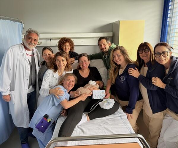 Al Versilia nasce bimbo di quasi cinque chili con parto spontaneo: evento raro gestito con successo dal team ostetrico