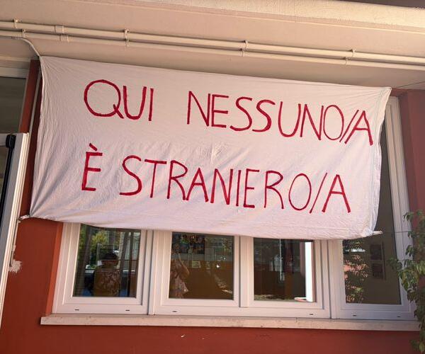 Massarosa, i consiglieri Bertolaccini, Lucchesi, Cima, Morelli, Dell’Innocenti e Coluccini: "Striscione politico all’ingresso della scuola: la scuola è di tutti, non di una parte"