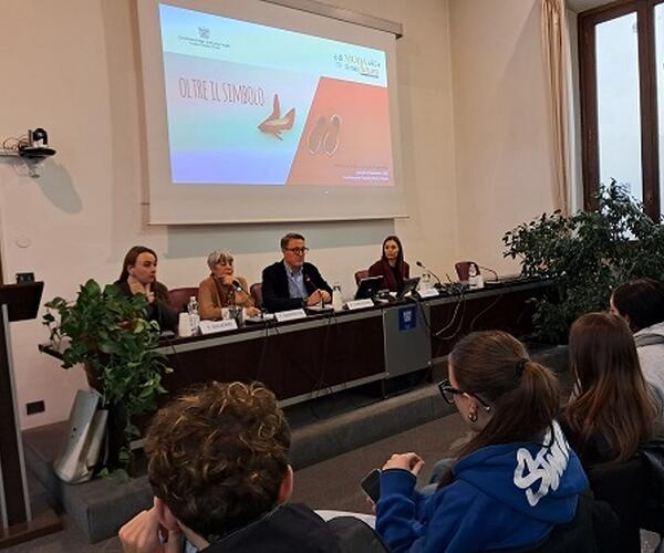 Confindustria Toscana Nord: L&#039;impegno degli industriali nel contrastare la violenza contro le donne. Checcucci, capogruppo calzaturifici: &quot;Oggi le nostre scarpe sono state rosse, stimoliamo le imprese a certificare la parità di genere&quot;