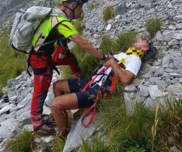 Soccorso Alpino e Speleologico Toscano: soccorso escursionista sul sentiero 150 dallo “schienale dell'asino” verso passo Sella