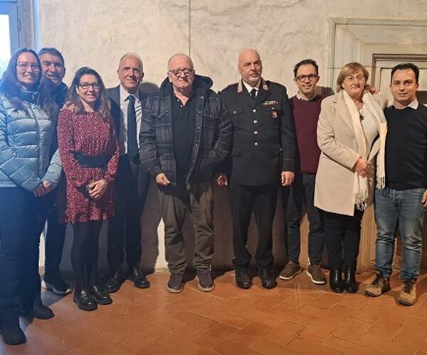 Seravezza: Cerimonia di saluto per il congedo di Pino Pigliacelli. Istituzioni e forze dell'ordine hanno festeggiato il Comandante dei Carabinieri