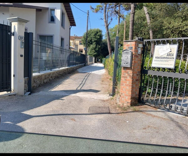 Italia Nostra Versilia: "Forte dei Marmi il sindaco fa togliere il cancello, però casi simili anche a Viareggio"