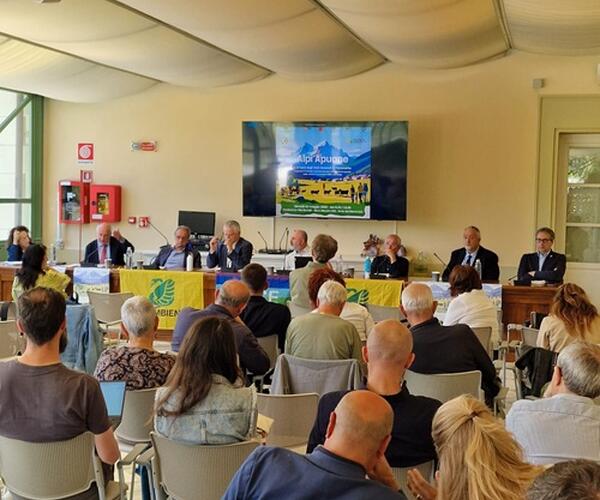 Alpi Apuane, a dieci anni dagli Stati Generali di Pietrasanta: a Forte dei Marmi un confronto sul futuro, tra tutela della biodiversità, lavoro e nuove economie, per superare il modello estrattivista