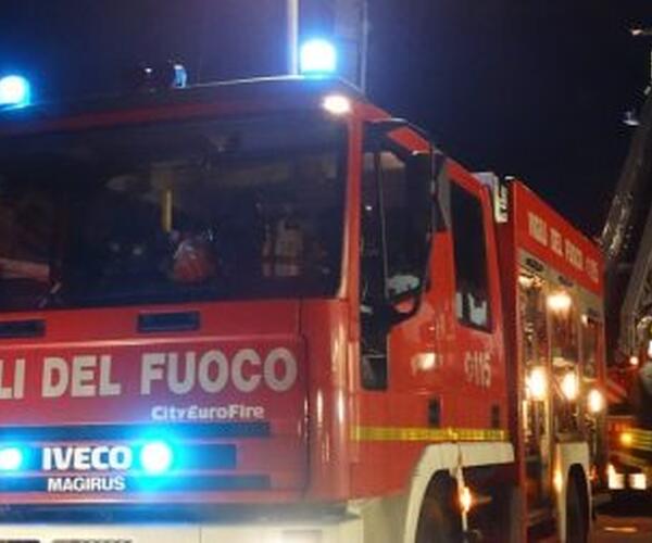 Massarosa, maxi incendio in un capannone di vetroresina: si valuta la pista dolosa e il rischio ambientale
