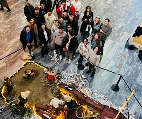 Inaugurato all&#039;ospedale Versilia  il bellissimo presepe &quot;Mare, luce, onde di rinascita&quot; allestito dagli studenti dell&#039;istituto Galilei Artiglio di Viareggio