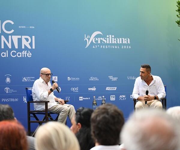 Vannacci alla Versiliana: platea gremita per l'intervista di Sallusti