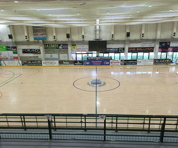 Palazzetto dello Sport di Forte dei Marmi, riqualificato il parquet: nuovo look per il campo da gioco
