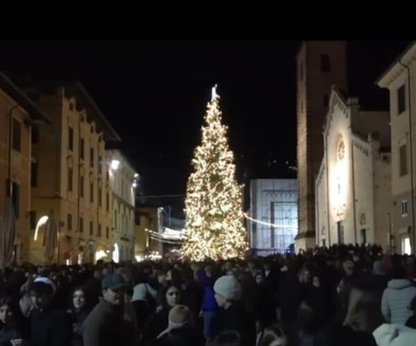 Aspettare la mezzanotte del Natale bevendo: la tradizione del Camel Ponce di Pietrasanta che quest’anno è finita nel sangue