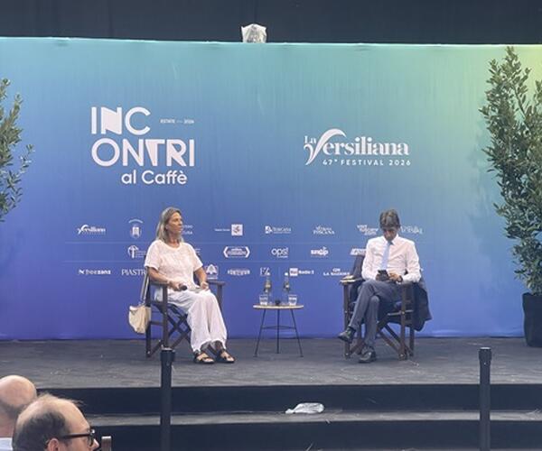 Donzelli  respinge gli attacchi della giornalista Fusani nell'incontro alla Versiliana