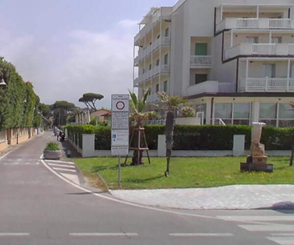 Giovane di 30 anni trovato morto a Marina di Pietrasanta: si indaga per scoprire identità e causa del decesso