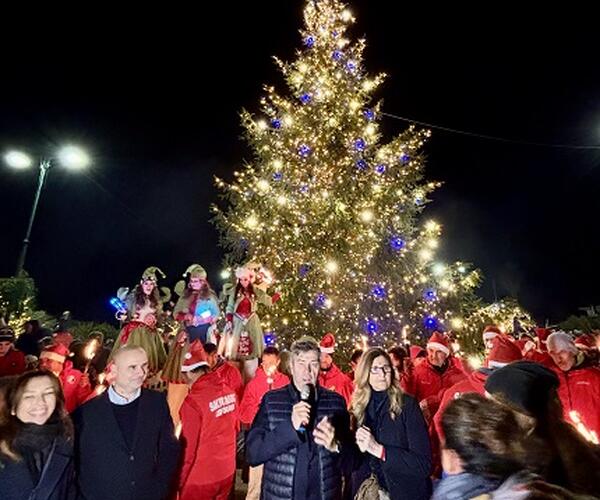 Un Natale che arriva dal mare: folla, emozione e tradizione per l&#039;inaugurazione di &quot;Natale al Forte 2025&quot;