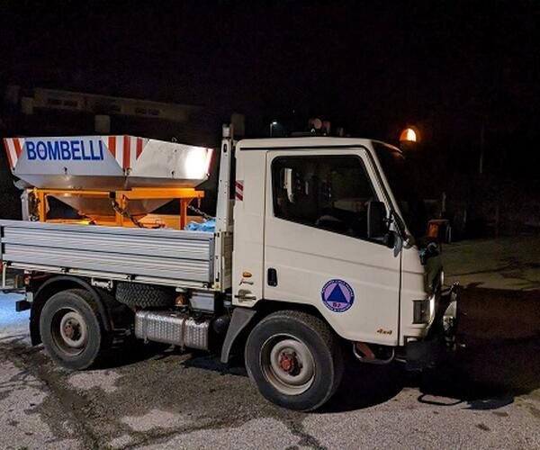 Camaiore: Ghiaccio sulle strade. La Protezione Civile in azione sulle strade collinari con la macchina spargisale