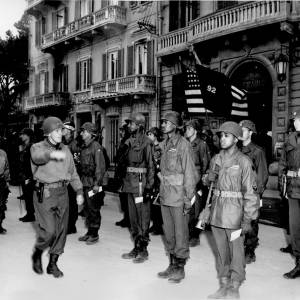 1944 10 05 gen. ALMOND PASSA IN RIVISTA