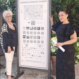 Mostra Catarsini-Elena Martinelli e Rajae davanti al totem della Versiliana