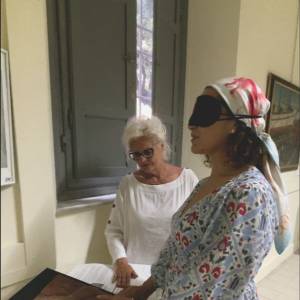 Mostra Catarsini-Rajae Bezzaz 'legge' tattilmente un'opera tridimensionale di Catarsini