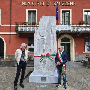 Le pietre sono parole inauguraizone statua piazza Pontestazzemese Marco Nereo Rotelli 1