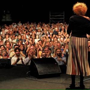 Ornella Vanoni a Villa Bertelli con pubblico ph Barbara Cardini