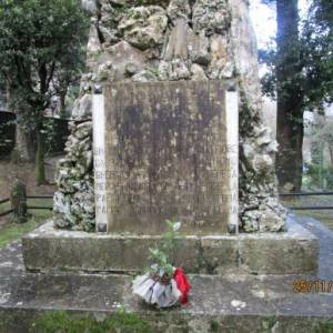 Lapide vittime civili uccise  dai nazifascisti il 1, l'8 e il 12 agosto 1944