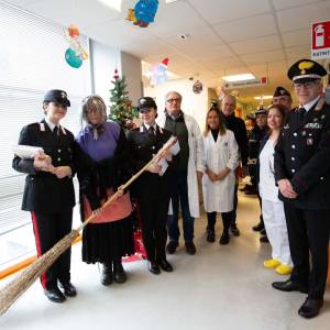 ok 4 Foto con la Direttrice e personale sanitario della pediatri