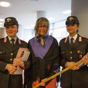 ok 5 foto carabiniere con befane