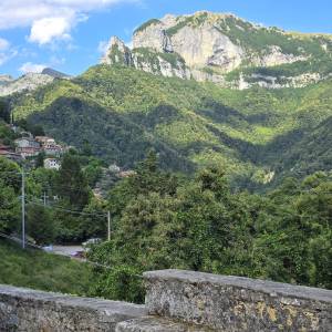 Paese di Stazzema e monte Procinto e Nona sullo sfondo 1