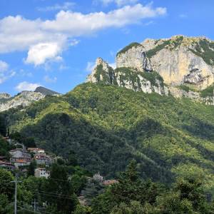 Paese di Stazzema e monte Procinto e Nona sullo sfondo 2