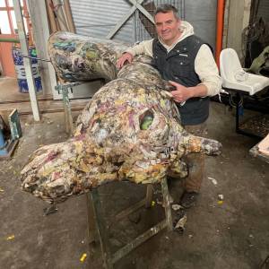 jacopo allegrucci restaura la giraffa per la paper week parma FOTO DI CINZIA DONATI