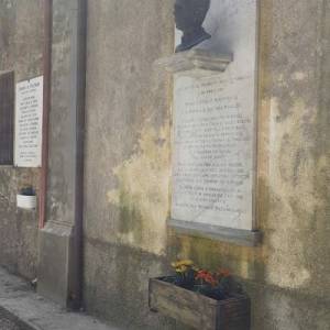 Puliti monumento e lapide e piantumati i fiori 672013277_1684659296043165_2920400904789267654_n r