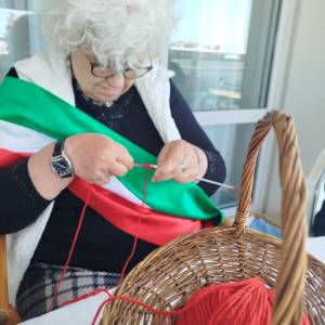 Lanaterapia-Gomitolorosa-RSA Villa Alfieri (1)