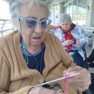 Lanaterapia-Gomitolorosa-RSA Villa Alfieri (2)