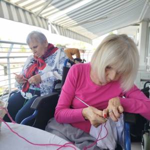 Lanaterapia-Gomitolorosa-RSA Villa Alfieri (3)