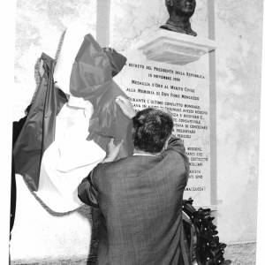 Il Sottosegretario on. Carlo Carli scopre il busto bronzeo di don Fiore Menguzzo r