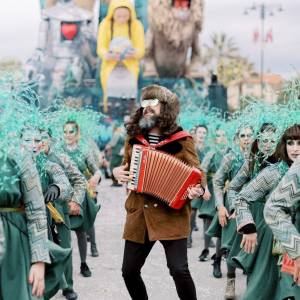 Luca Bassanese durante le riprese del videoclip del brano Home sweet home (Save the Planet) - al Carnevale di Viareggio (foto di Linda Katalin Jezsek)-..