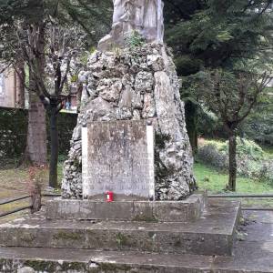 Monumento ai caduti di Mulina lato lapide vittime civili