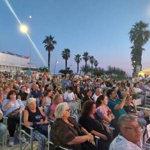 la platea già gremita prima dell'inizio della serata