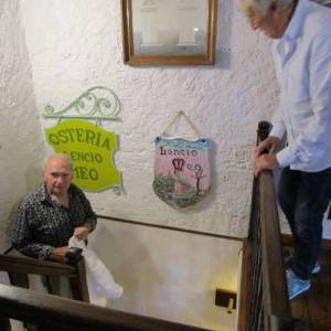 Giuseppe Vezzoni e il Maestro Alberto Bitossi scoprono l'opera che riproduce la capertina delllo storico menù del Lencio Meo