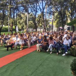 PUBBLICO NEL GIARDINO DEI LECCI