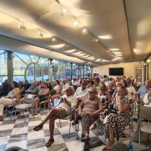 PUBBLICO NEL GIARDINO D'INVERNO